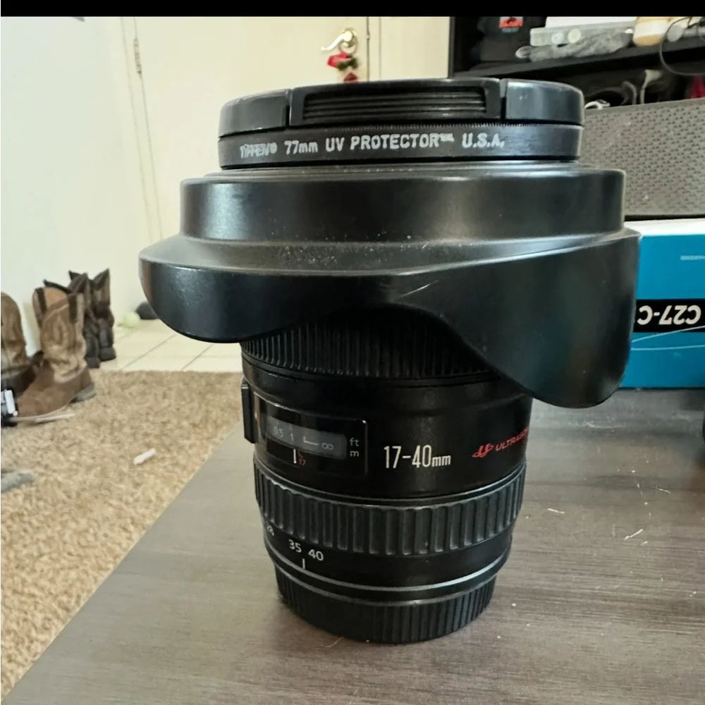 Canon 17-40 mm f/4 L EF lens
